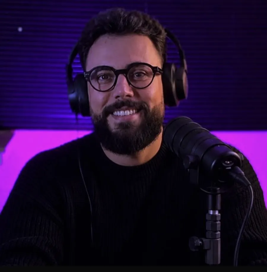 Guilherme Tchelo gravando conteúdo para o Falando de Comida
